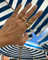 Anillo ancho de diseño orgánico y calado, con apariencia de red o magma solidificado.