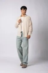 Camisa de manga larga confeccionada en lino, con cuello clásico y cierre frontal de botones. Presenta un diseño de calce suelto y textura suave, ideal para un estilo relajado.