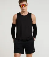 Bermuda masculina color gris oscuro con textura de microperforaciones, cintura elástica con cordón ajustable y bolsillos.