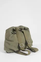 Bolso hobo marrón tostado que se puede usar como mochila, confeccionado en 100% poliéster. Cuenta con solapa frontal con botón a presión, correa ajustable y herrajes metálicos plateados.
