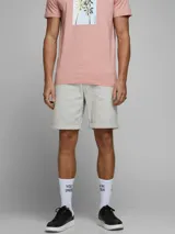 Short chino de corte regular, confeccionado en sarga de algodón con un ligero toque de elastano para mayor comodidad. Presenta un tono gris claro con efecto lavado, bolsillos laterales y traseros, y dobladillo en las piernas.