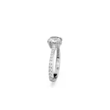 Anillo de cóctel con piedra central talla princesa y pavé a lo largo del diseño y de la banda bañada en rodio.
