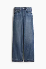 Jean de tiro alto confeccionado en denim de algodón rígido, con diseño de cinco bolsillos, perneras amplias y corte holgado. Presenta un lavado azul medio y detalle de dobladillo deshilachado.
