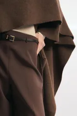 Pantalón culotte negro de tiro medio con trabillas y cinturón fino efecto piel con hebilla metálica. Presenta raya planchada y cierre de cremallera oculta en la costura.