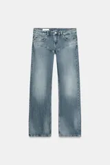 Jeans de tiro bajo y corte straight, color azul con efecto deslavado y costuras decorativas en la parte delantera.