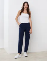 Pantalón jogger de algodón color azul marino, con pretina elastizada y diseño cómodo de corte recto.