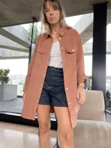 Sobre camisa marrón de corte recto y mangas largas.