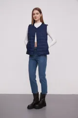 Chaleco acolchado color verde militar con cierre de botones a presión.