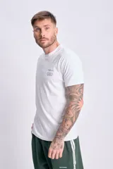Remera blanca de manga corta con estampa de palmeras y texto "Chilling in the Sun" en la espalda.