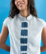 Top estampado de rayas con cuello alto y mangas cortas, con una franja central de denim adornada con apliques de encaje floral.