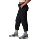 Pantalón técnico convertible en short, color negro, con diseño funcional para actividades al aire libre. Presenta rodillas articuladas, múltiples bolsillos incluyendo uno de seguridad con cierre, presillas para cinturón y dobladillo ajustable. Las piernas son desmontables mediante cierres diferenciados.