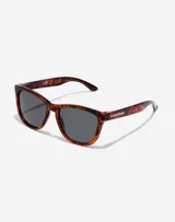 Lentes de sol Hawkers modelo One con armazón de acetato en estampado carey y cristales polarizados oscuros.
