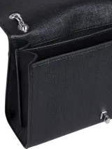 Cartera mediana negra con textura Saffiano, solapa frontal con broche giratorio y logo metálico 'CK'. Posee correa convertible de cadena metálica plateada y detalle de cuero sintético en la parte superior.