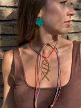 Collar con dije de pez dorado y cordones de colores.