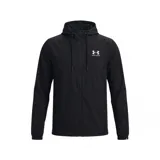 Campera deportiva Under Armour modelo Rival Woven, de color negro con cierre frontal completo, capucha con cordones ajustables y bolsillos laterales. Presenta el logo de la marca estampado en el pecho en color blanco.