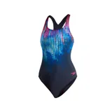 Malla enteriza Speedo con estampado digital de líneas verticales en tonos azul, celeste y rosa. Espalda deportiva con tirantes cruzados y logo de la marca en el lateral.