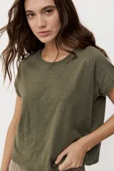Remera de manga corta color gris topo, con cuello redondo y calce relajado.