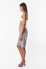 Bermuda gris claro de corte recto.