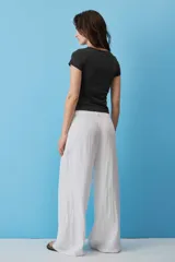 Remera negra de corte entallado, con cuello redondo y mangas cortas.