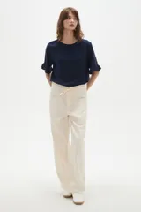 Pantalon de jean color natural, de corte baggy con cintura media, bolsillos laterales amplios y ajuste mediante cordón en la cintura.