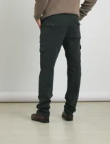 Pantalón cargo de algodón sarga con elastano, color verde militar. Presenta bolsillos laterales con fuelle, bolsillos traseros con tapa y botón, y costuras reforzadas en las rodillas.