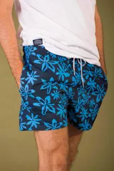 Short de baño azul marino con estampado de flores celestes, cintura elástica regulable con cordón y bolsillos laterales.