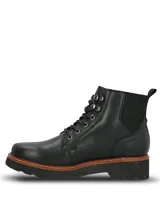 Botin acordonado de cuero negro con suela de plataforma estilo track en color negro y detalle de vira en tono madera. Presenta ojales metálicos y cordones al tono.