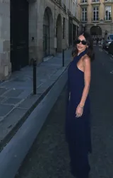 Mono largo azul con escote halter cruzado y detalle de flecos en los laterales.