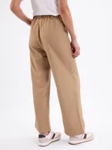Pantalón de vestir color beige, de corte recto y holgado, con cintura alta.