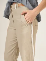Pantalón de lino color beige, de corte recto y elegante, con bolsillos laterales.