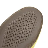 Championes Adidas Grand Court Lo amarillos con las tres tiras laterales en negro y suela marrón. Confeccionados en cuero y material sintético.