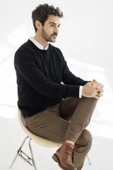 Pantalón de calce comfort confeccionado en tejido sateen con algodón y spandex. Terminación peach touch y teñido garment dye que aporta suavidad y un acabado único.