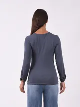 Blusa de manga larga color gris oscuro, de corte ajustado.