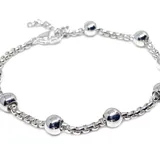 Pulsera de acero con baño de plata y esferas deslizantes decorativas intercaladas en una fina cadena.