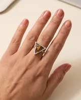 Anillo de plata con diseño triangular y piedra central de ojo de tigre ovalada.