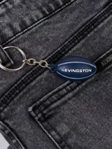 Llavero con dije en forma de pelota de rugby color rojo, con el logo de la marca Kevingston grabado en blanco.