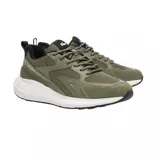 Championes Lacoste modelo L003 Evo, color verde oliva con detalles en negro y suela blanca. Diseño deportivo con paneles de malla y refuerzos laterales, con el logo de la marca grabado en el talón y en la lengüeta.