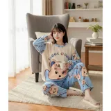 Conjunto de pijama de dos piezas confeccionado en tela de plush suave y abrigada. Incluye una remera de manga larga con diseño estampado de Totoro y pantalón largo a juego con puños en contraste.