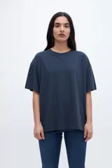 Remera azul marino de corte holgado y mangas cortas.