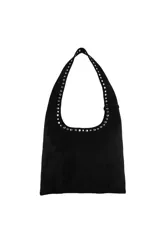 Cartera tipo hobo de Las Oreiro, color bordó, con detalle de tachas metálicas en el borde superior y en la correa. Incluye un dije colgante en forma de corazón con tachas y logo de la marca grabado en la parte inferior.