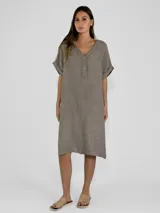 Vestido midi de lino color beige, con cuello en V, cierre frontal parcial con botones y mangas cortas con dobladillo.