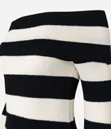 Vestido midi de punto con rayas horizontales blancas y negras, escote bardot y mangas largas.