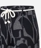 Pantalón recto acanalado confeccionado en viscosa con estampa abstracta, trabillas en la cintura y cinturón de cuerda.
