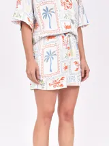 Short blanco con estampado de motivos marinos como palmeras, cangrejos y langostas, con cintura elástica y cordón ajustable.