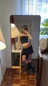 Pollera corta negra de diseño ajustado con detalle de volado en el ruedo. Confeccionada en lino con spandex.