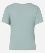 Remera deportiva de manga corta confeccionada en microfibra, con cuello redondo y diseño ajustado con fruncidos en los laterales.