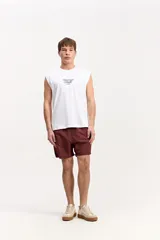 Short de baño bordó de largo corto, con cintura elástica y cordón ajustable. Cuenta con bolsillos laterales y uno trasero.