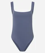 Body sin mangas color bordó, de corte ajustado, con escote cuadrado y breteles anchos. Confeccionado en poliamida y elastano, con cierre inferior de botones a presión y forro interno.