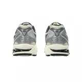 Championes Asics Gel Kayano 14 plateados con detalles en negro y blanco.