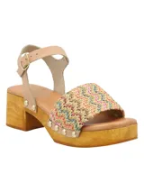Sandalia de taco ancho de madera con plataforma, capellada de rafia tejida multicolor y tira de sujeción al tobillo en cuero color beige con hebilla metálica dorada. Decorada con tachas metálicas doradas laterales y diseño artesanal italiano.